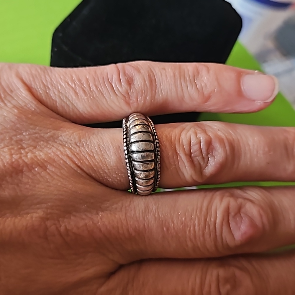Rare 70s Sterling handmade Hallmarked Vtg Scalloped Dome Band Ring Size 7 - Picture 6 of 15